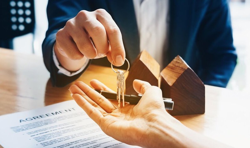 Tenant receiving keys of property after signing the agreement